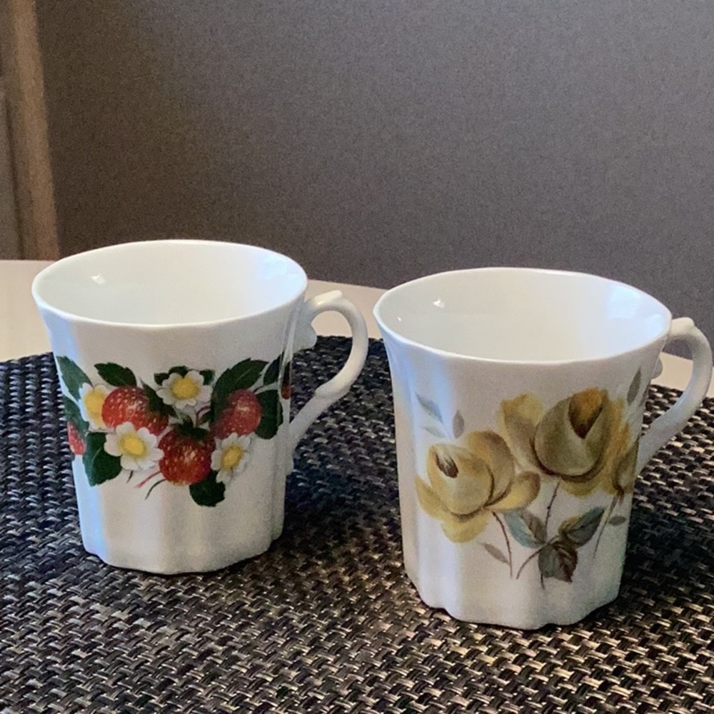 Set of 2 Elegant Fine Bone China Coffee/Tea Mugs